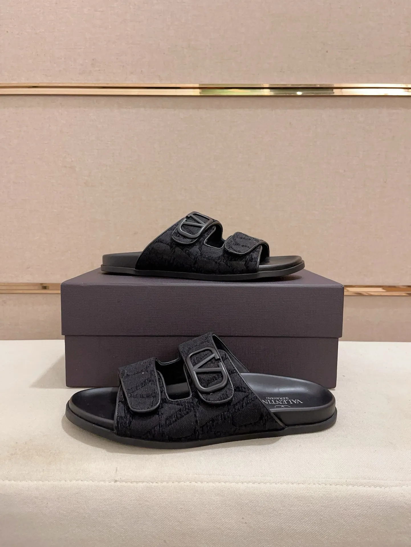 Men's shoes💰: 440💰[Valentino] New men's boutique slippers, counter quality, classic plaid, the actual workmanship is quite complex🔰The uppers are made of imported fabrics➕🐑Sheepskin lining, which tests the craftsman's craftsmanship➕original PU outsole. Size: 38-44 (45 can be customized, non-refundable)